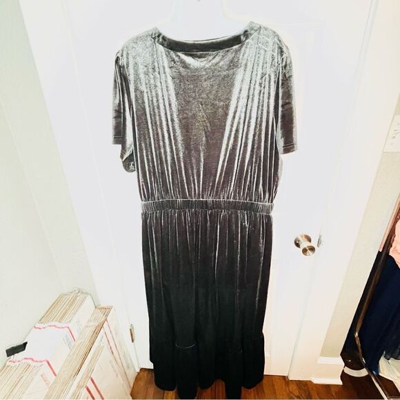 Terra & Sky Charcoal Grey Black Tiered Ruffled V-Neck Velvet Midi Dress 2X - Picture 9 of 12
